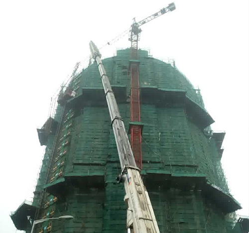 壤塘吊车在工地上作业